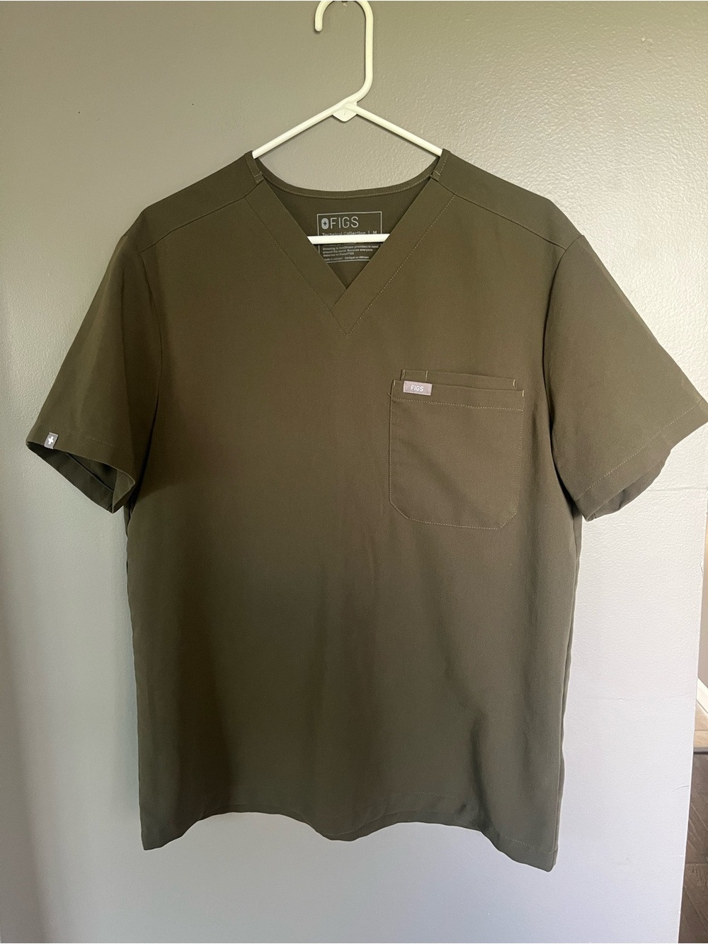 FIGS Men’s Technical Collection V Neck Scrub Top
